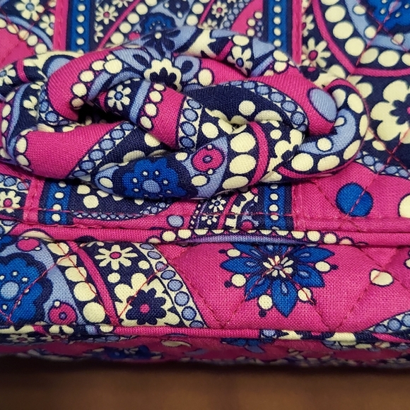 💐Vera Bradley Knot Just a Clutch - Picture 3 of 7